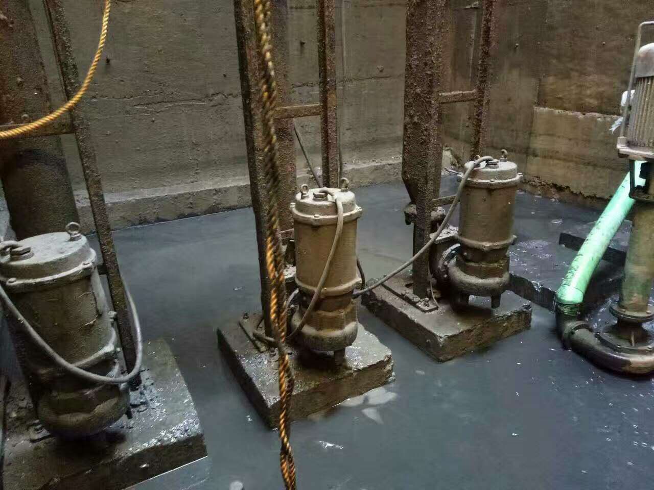 南华污水池清理