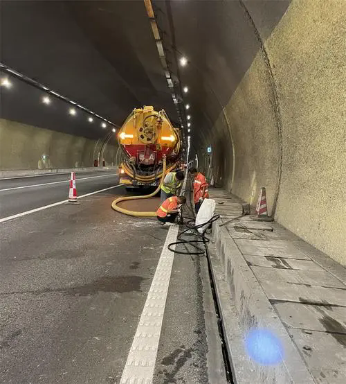 南华隧道排水渠清淤